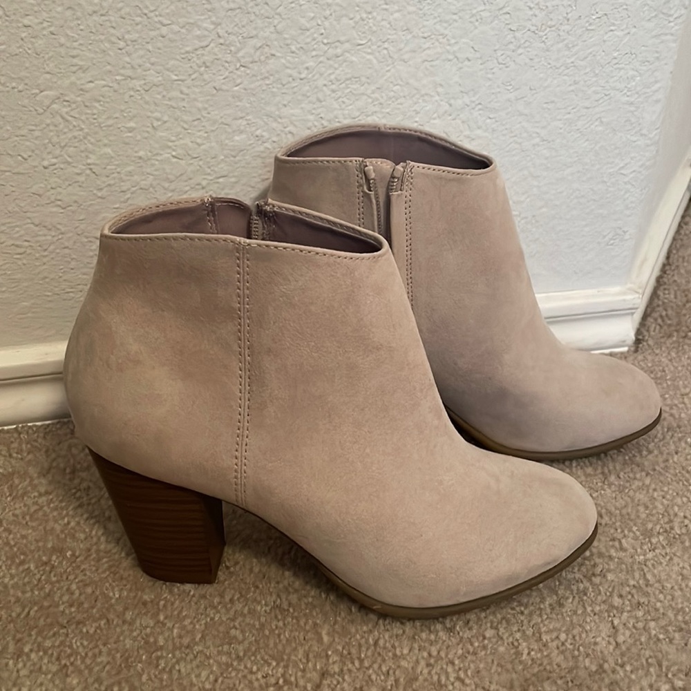 Nude Booties size 8 - like new condition- Old Navy